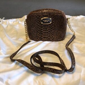 Michael Kors crossbody bag . Made of distressed leather .